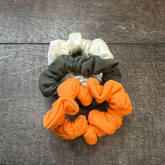5 for $10 !!! Set 3 scrunchies - Picture 1 of 2